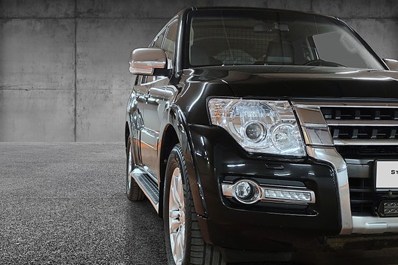 Mitsubishi Pajero 2 of 5