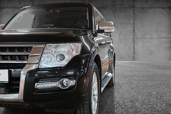 Mitsubishi Pajero 4 of 5