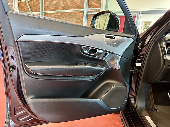 Volvo XC90 16 of 30
