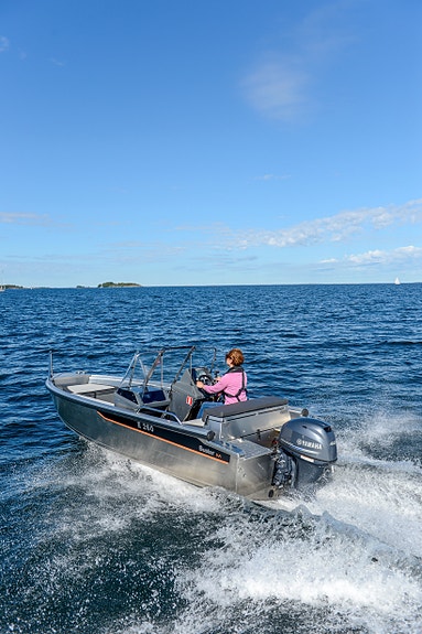 Buster M2 med Yamaha 40 hk - Lun dobbelkonsoll i håndterlig størrelse 5 of 10