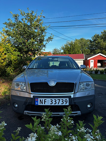 Skoda Octavia Scout 2 of 5