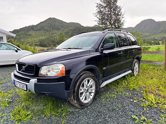 Volvo XC90 3 of 5