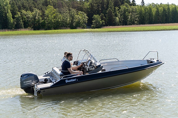 Buster L2 med Yamaha 50 hk - beskyttet dobbeltkonsoll med fleksibelt dekk 2 of 8