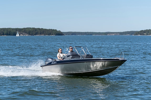 Buster L2 med Yamaha 50 hk - beskyttet dobbeltkonsoll med fleksibelt dekk 3 of 8