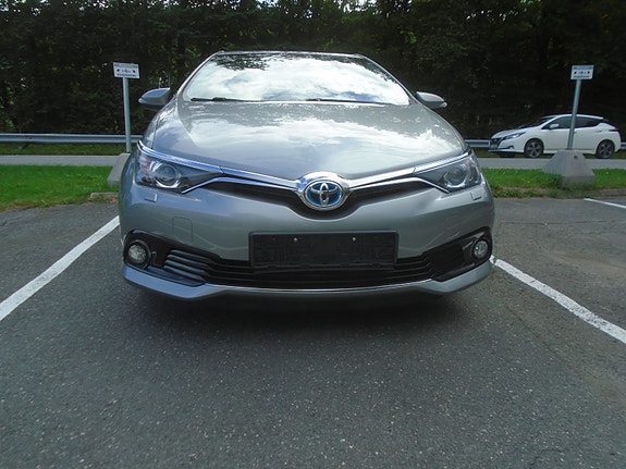 Toyota Auris 2 of 5