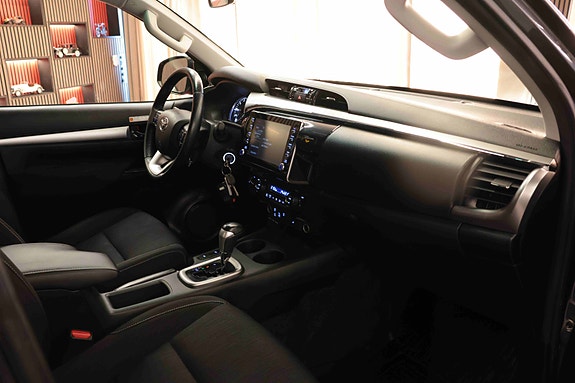 Toyota HiLux 17 of 30
