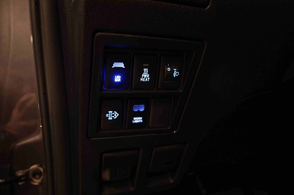 Toyota HiLux 13 of 30