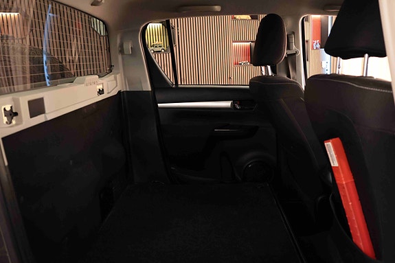 Toyota HiLux 16 of 30