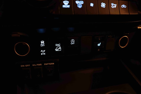 Toyota HiLux 27 of 30