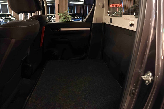 Toyota HiLux 14 of 30