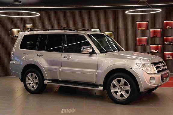 Mitsubishi Pajero 2 of 30