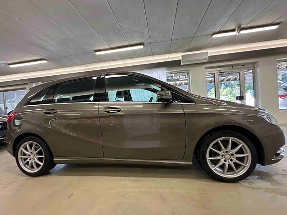 Mercedes-Benz B180 4 of 5