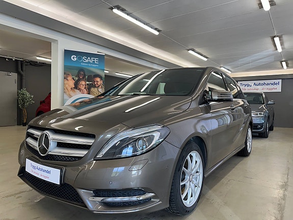 Mercedes-Benz B180 2 of 5
