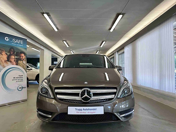 Mercedes-Benz B180 3 of 5