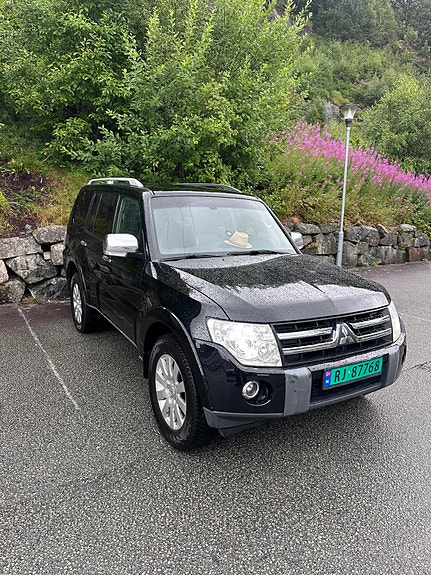Mitsubishi Pajero 2 of 6