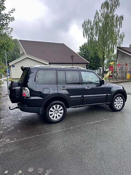 Mitsubishi Pajero 4 of 6