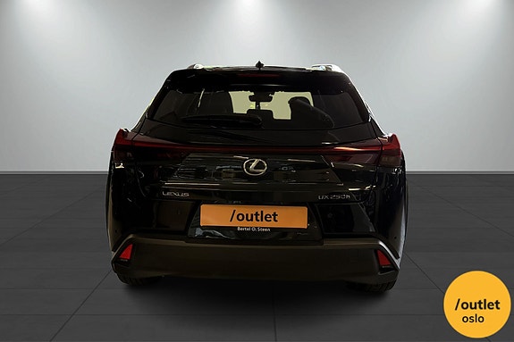 Lexus UX250h 4 of 5