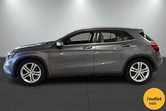 Mercedes-Benz GLA220 2 of 5