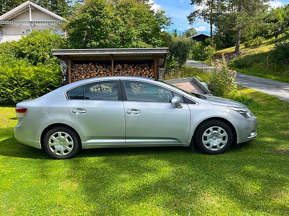 Toyota Avensis 2 of 5