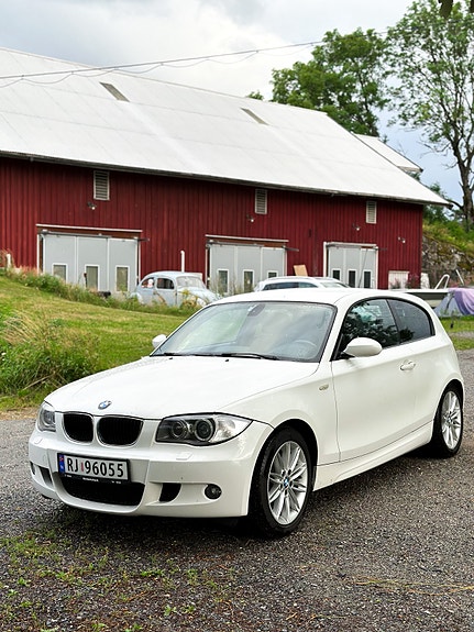 BMW 118d 2 of 5