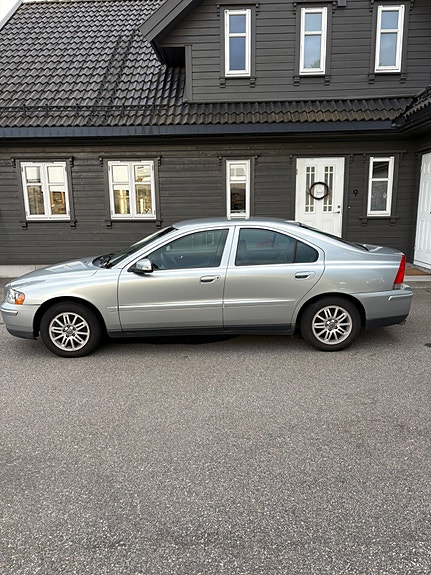 Volvo S60 4 of 5