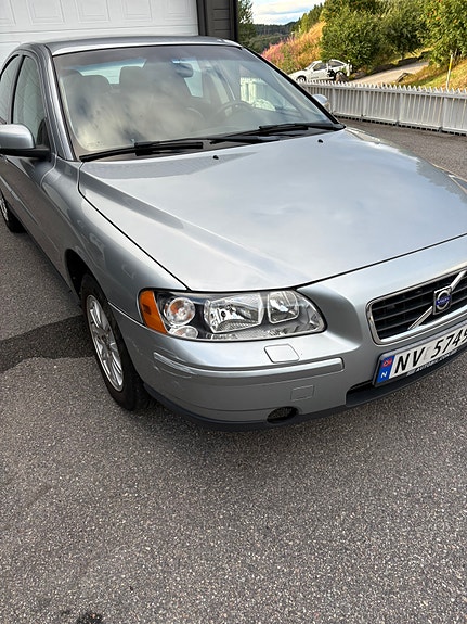 Volvo S60 2 of 5