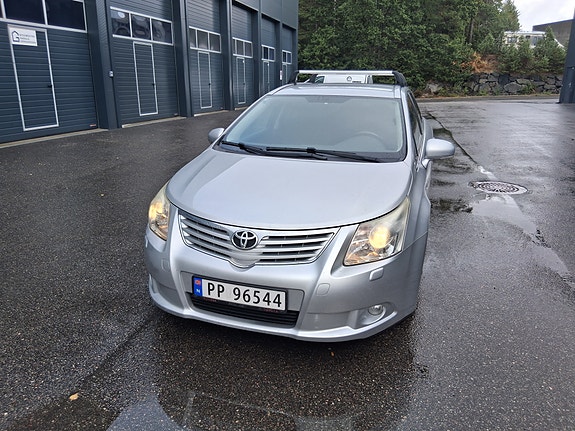 Toyota Avensis 2 of 5