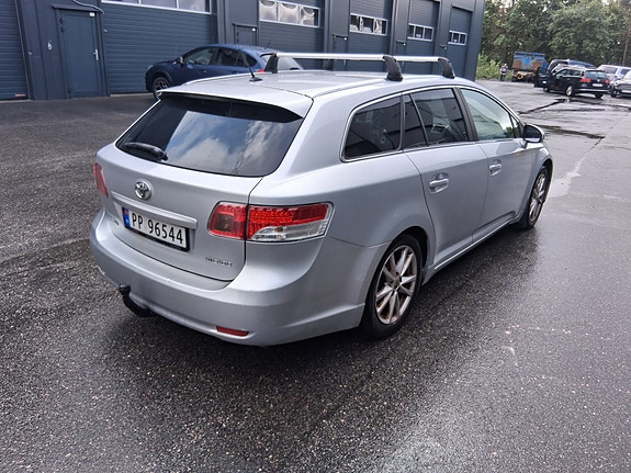 Toyota Avensis 4 of 5
