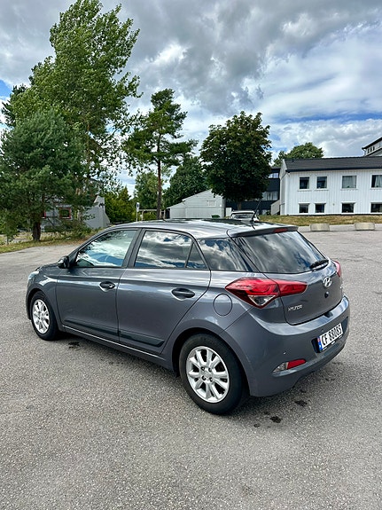 Hyundai i20 2 of 5
