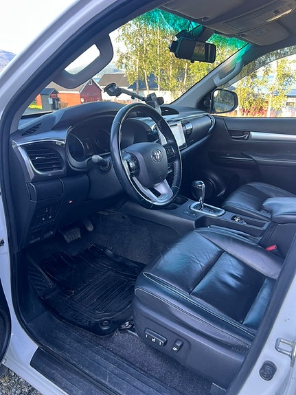 Toyota HiLux 2 of 5
