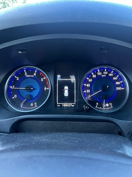 Toyota HiLux 3 of 5