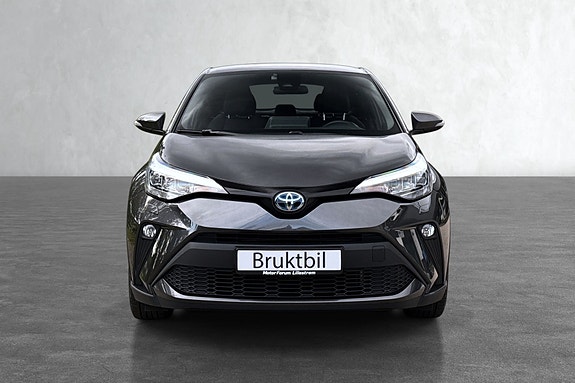 Denne populære og driftssikre Toyota C-HR Hybrid kan bli din for kun kr 2.693 kr/mnd med 30% egenkapital. Løpetid 10 år.