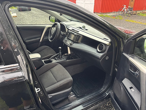 Toyota RAV4 2 of 5