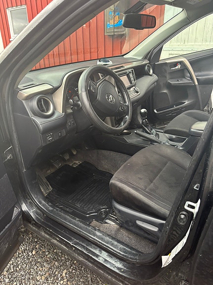 Toyota RAV4 4 of 5