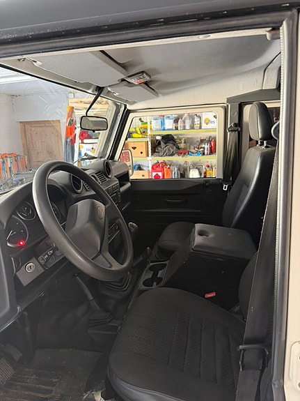 Land Rover Defender 110 10 of 19
