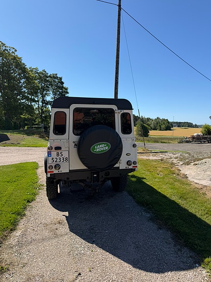 Land Rover Defender 110 7 of 19
