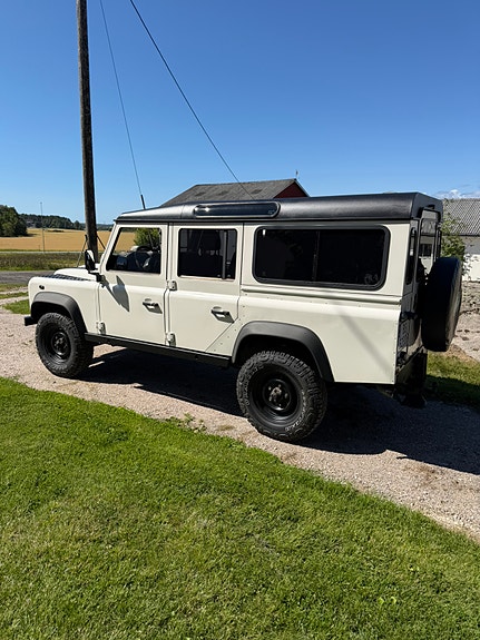 Land Rover Defender 110 6 of 19