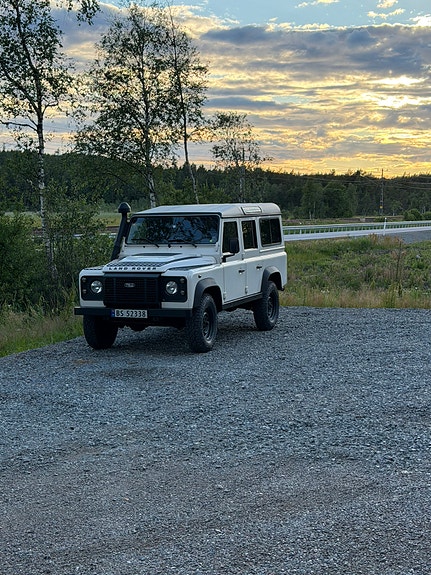 Land Rover Defender 110 4 of 19
