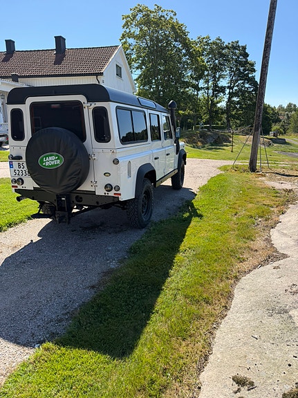 Land Rover Defender 110 8 of 19