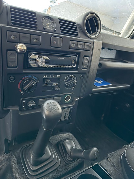 Land Rover Defender 110 13 of 19