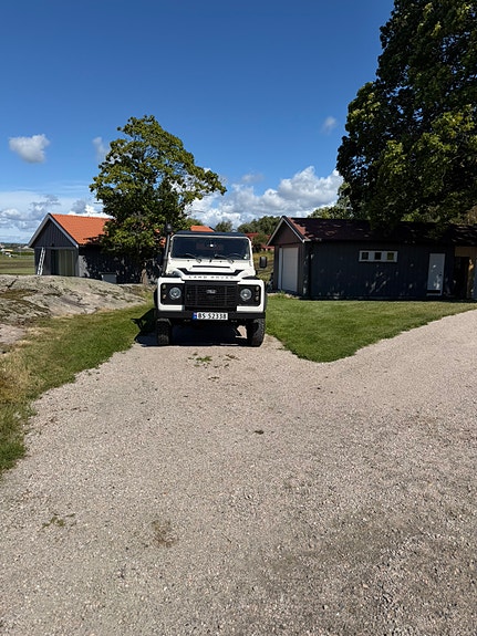 Land Rover Defender 110 5 of 19