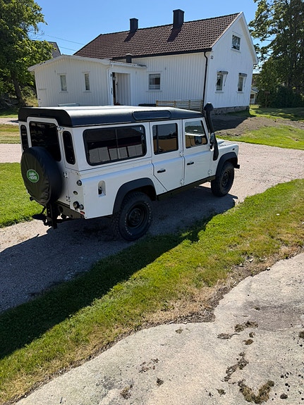 Land Rover Defender 110 9 of 19