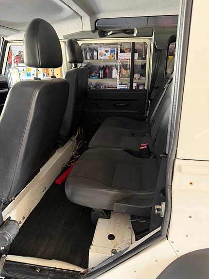 Land Rover Defender 110 11 of 19