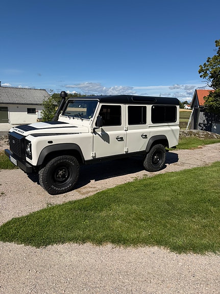 Land Rover Defender 110 2 of 19