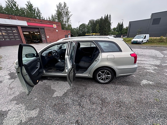 Toyota Avensis 5 of 5