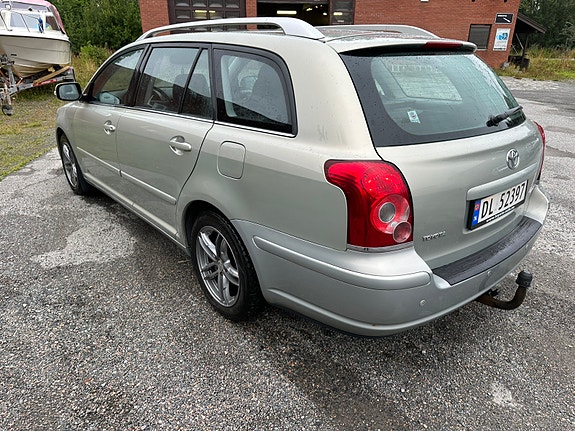Toyota Avensis 3 of 5