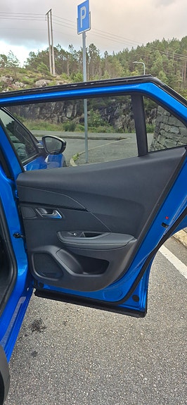 Peugeot e-2008 16 of 25