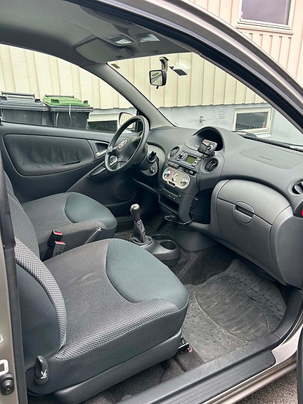 Toyota Yaris 13 of 22
