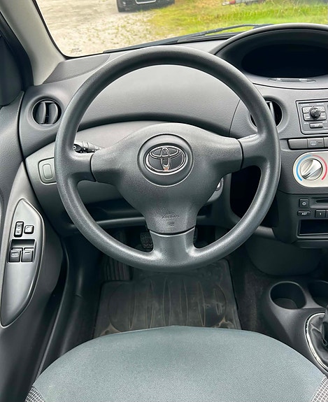 Toyota Yaris 11 of 22