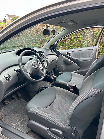 Toyota Yaris 19 of 22